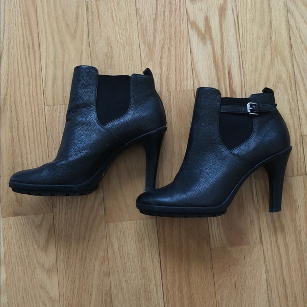 Tahari Comfortable black leather ankle booties